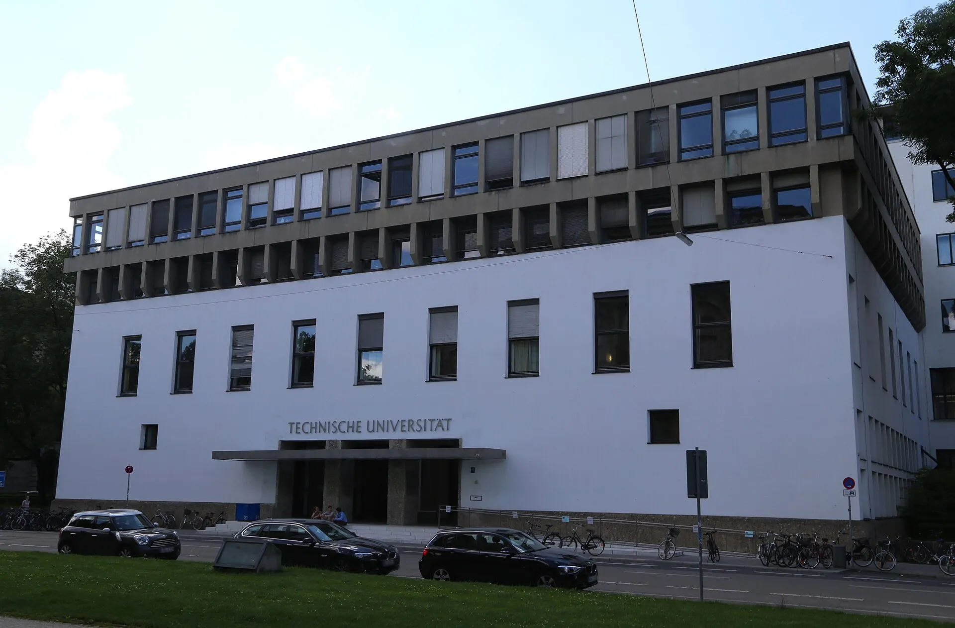 The TECHNISCHE UNIVERSITÄT lettering over the entrance of the TUM main building on Arcisstraße